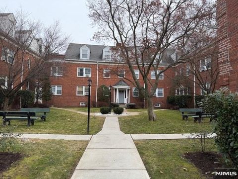 Photo of 735 Elm Avenue #5F, Teaneck, NJ 07666 (MLS # 26003622)