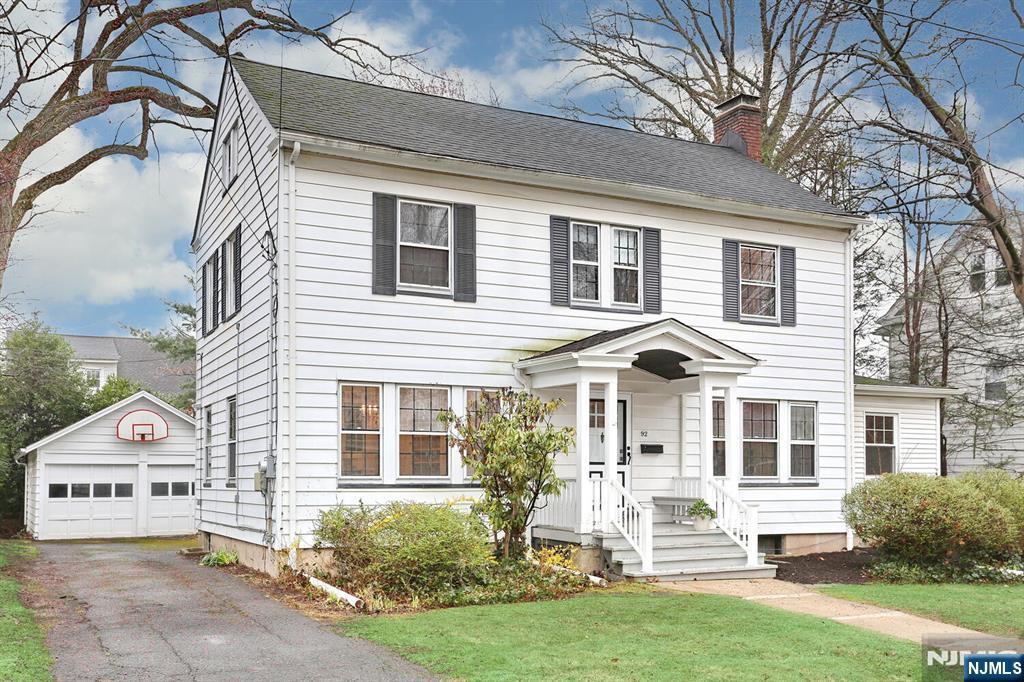 92 Oakland Road, Maplewood, New Jersey - 3 Bedrooms  
2 Bathrooms  
8 Rooms - 