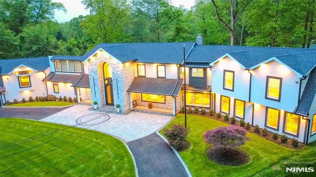 27 Applewood Drive, Upper Saddle River, New Jersey - 6 Bedrooms  
7 Bathrooms  
14 Rooms - 