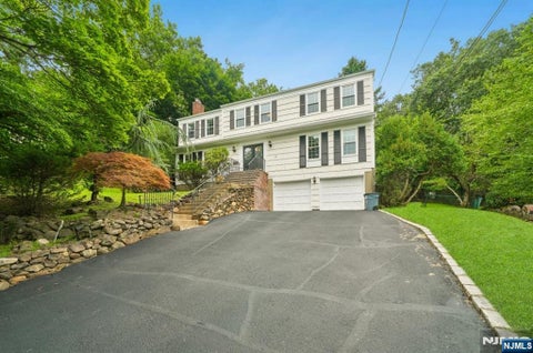 Photo of 15 Mount Vernon Court, Livingston, NJ 07039 (MLS # 26034822)