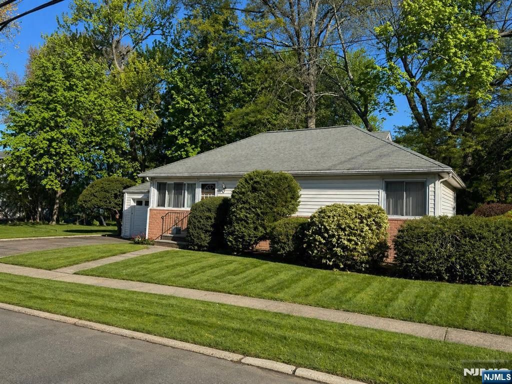 Photo of 8 Cornwall Road, Glen Rock, NJ 07452 (MLS # 26013108)