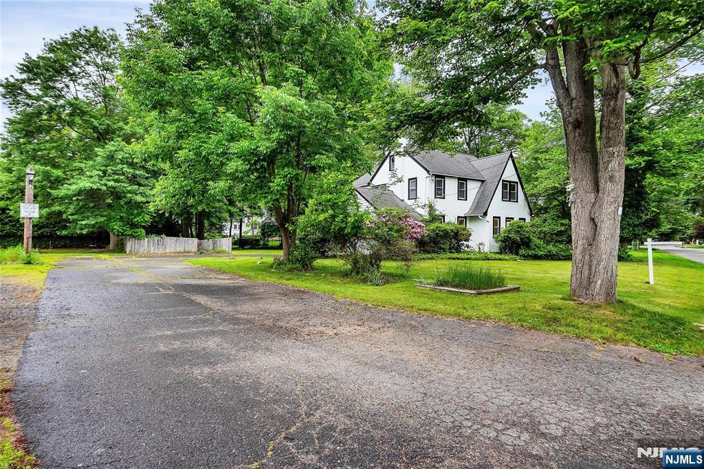 38 Lynn, Harrington Park, New Jersey - 4 Bedrooms  
2 Bathrooms  
7 Rooms - 