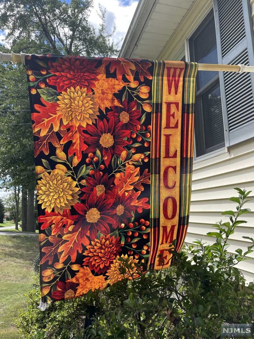 Beautiful Lg Bi-Level home. Featuring 4 Bdrms 1.5 Ba on corner lot 1 car Garage