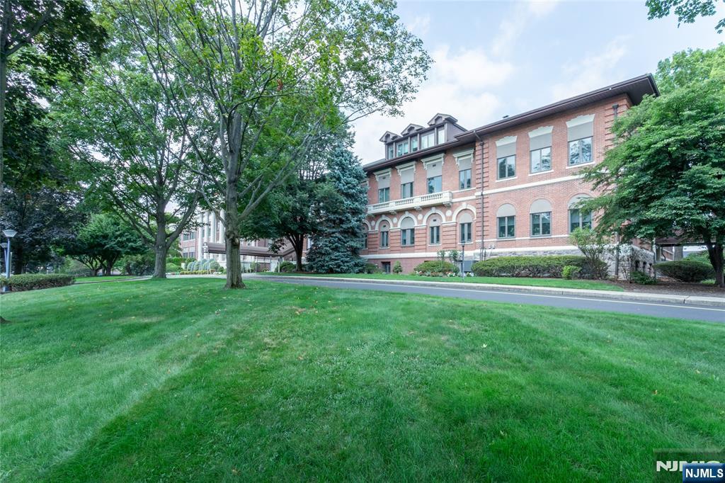 27 W Clinton Avenue 3B