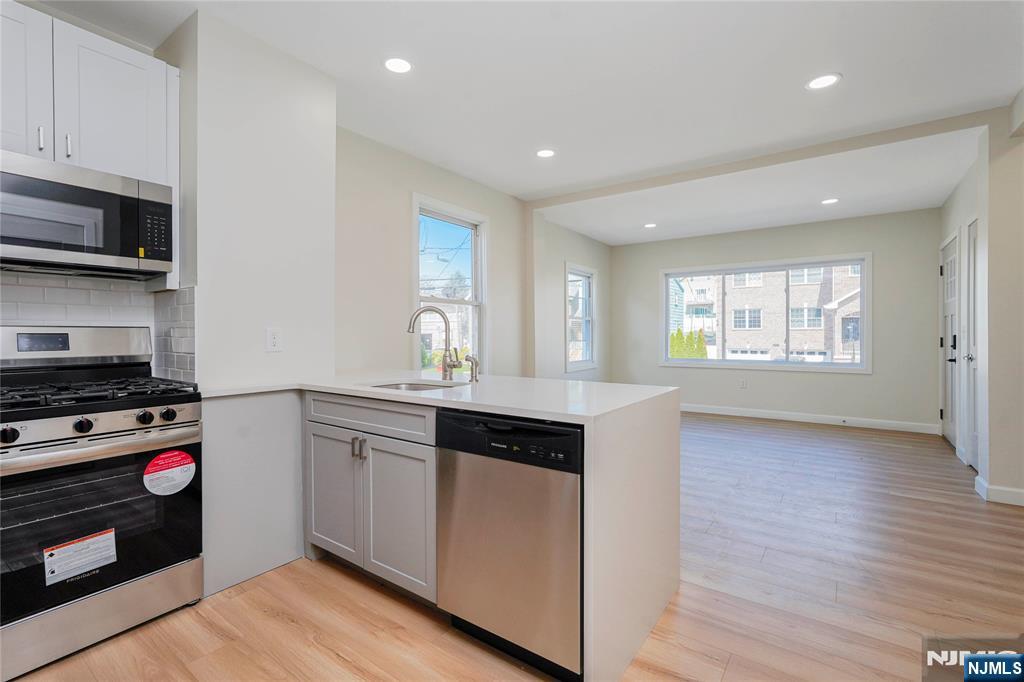 540 Elm St 1, Kearny, New Jersey - 3 Bedrooms  
2 Bathrooms  
7 Rooms - 