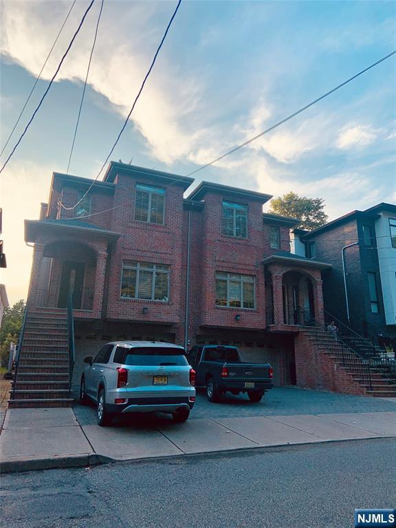 227 S 5th St B, Palisades Park, New Jersey - 3 Bedrooms  
4 Bathrooms  
7 Rooms - 