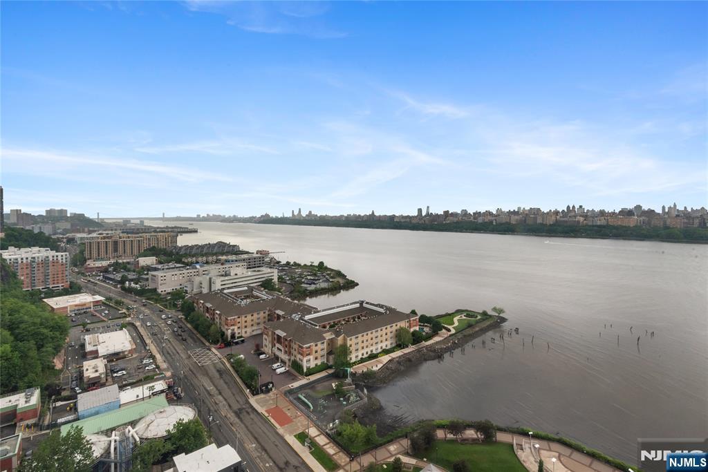 7004 Boulevard East 28C