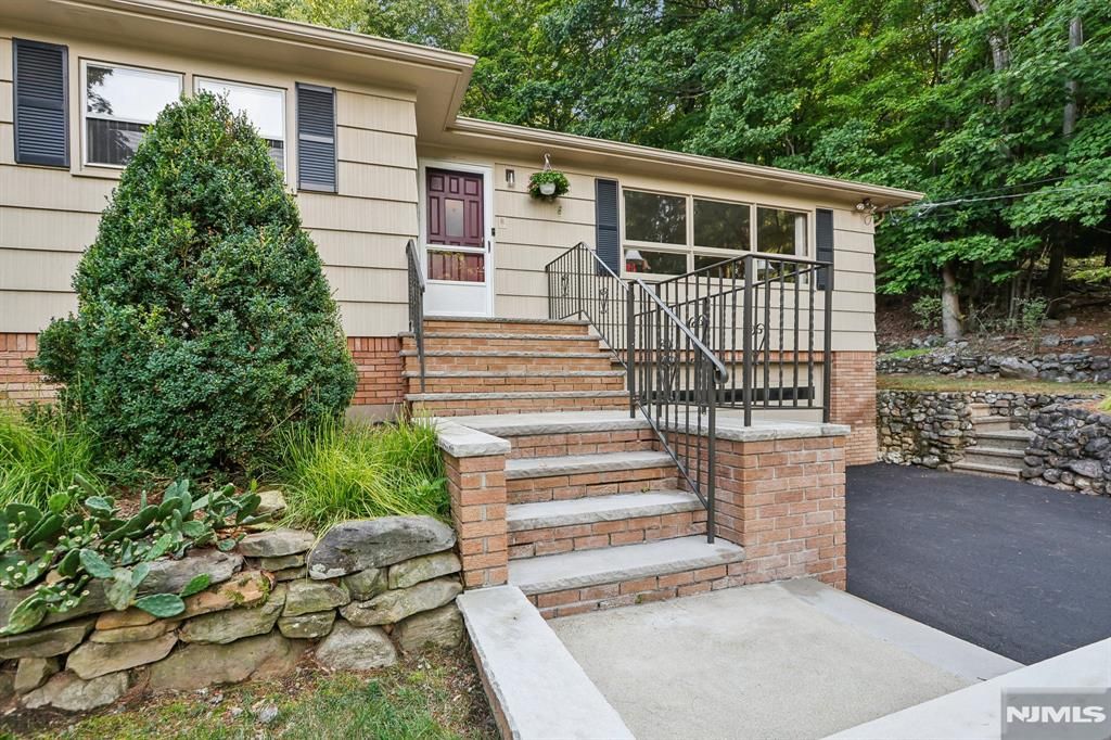 Photo of 41 Dorothy Drive, North Haledon, NJ 07508 (MLS # 25041936)