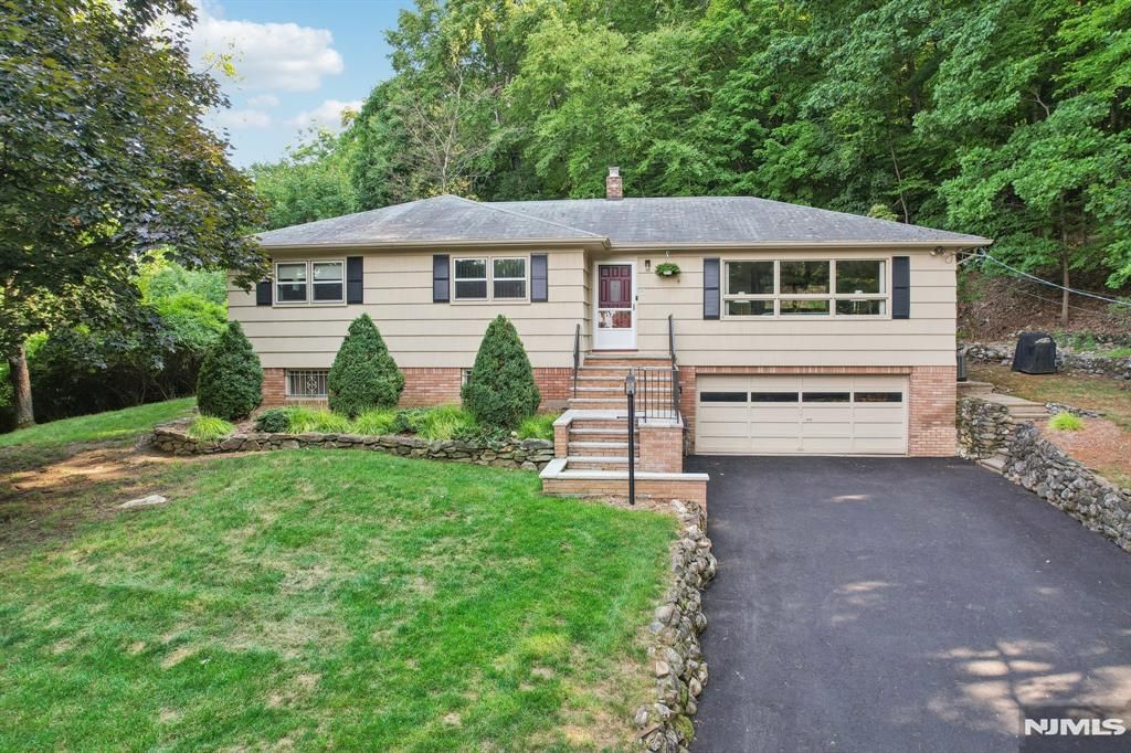 Photo of 41 Dorothy Drive, North Haledon, NJ 07508 (MLS # 25041936)