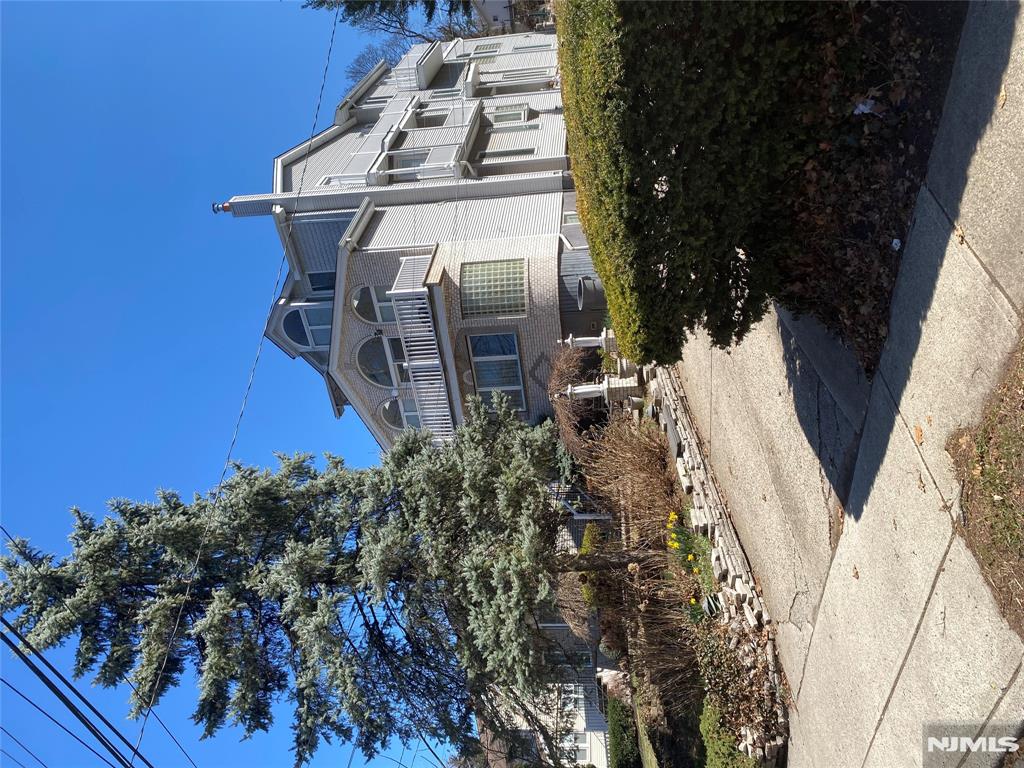 Rental Property at 1141 Queen Anne Rd 1, Teaneck, New Jersey - Bedrooms: 4 
Bathrooms: 2 
Rooms: 7  - $5,800 MO.