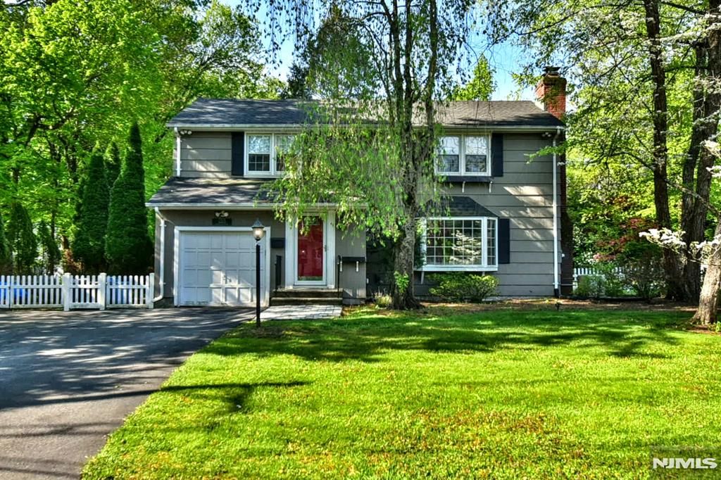 Photo of 255 Park Avenue, Allendale, NJ 07401 (MLS # 26014096)