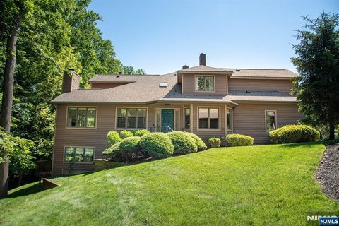 Photo of 23 Lakeview Drive, Old Tappan, NJ 07675 (MLS # 26016288)
