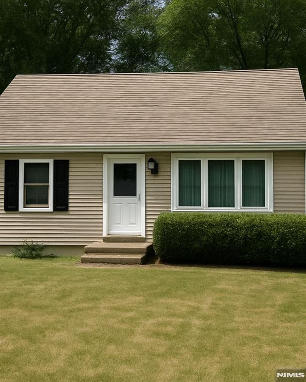 Photo of 13 Central Avenue, Pompton Lakes, NJ 07442 (MLS # 26009396)