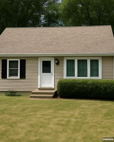 Photo of 13 Central Avenue, Pompton Lakes, NJ 07442 (MLS # 26009396)