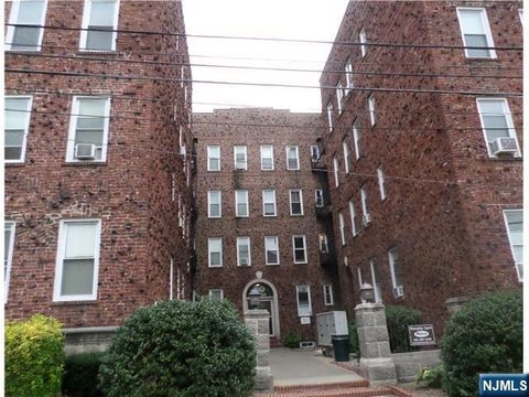 Photo of 30 W Harriet Ave #1W, Palisades Park, NJ 07650 (MLS # 25038618) Photo of 30 W Harriet Ave #1W, Palisades Park, NJ 07650 (MLS # 25038618)