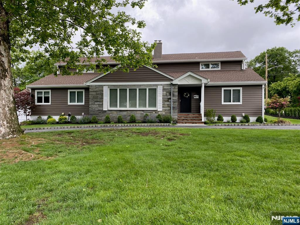 147 Forest Avenue, West Caldwell, New Jersey - 4 Bedrooms  
3 Bathrooms  
9 Rooms - 