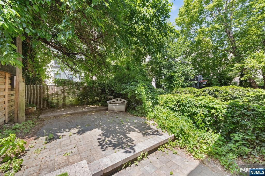 812 Garden Street 1
