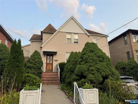 Photo of 438 Highland Ave, Palisades Park, NJ 07650 (MLS # 26029961)