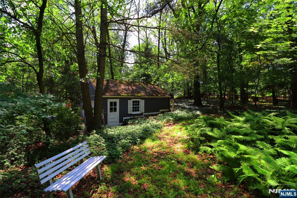 910 Colonial Road