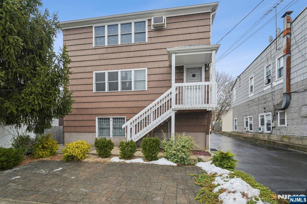 108 Stuyvesant Ave, Lyndhurst, New Jersey - 2 Bedrooms  
2 Bathrooms  
4 Rooms - 