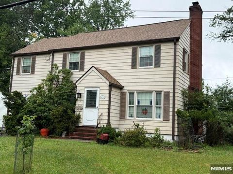 Photo of 2 Charles Street, Livingston, NJ 07039 (MLS # 26025103)