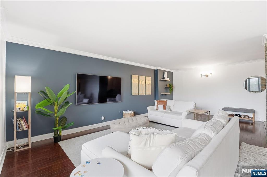300 Winston Drive L5