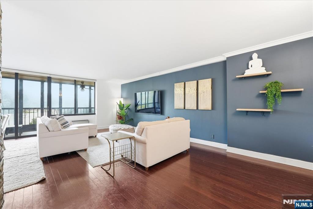300 Winston Drive L5