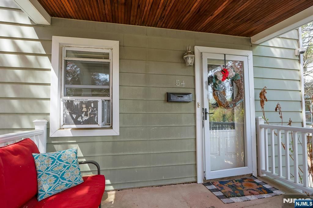 Photo of 54 Chestnut Avenue, Park Ridge, NJ 07656 (MLS # 26014269)