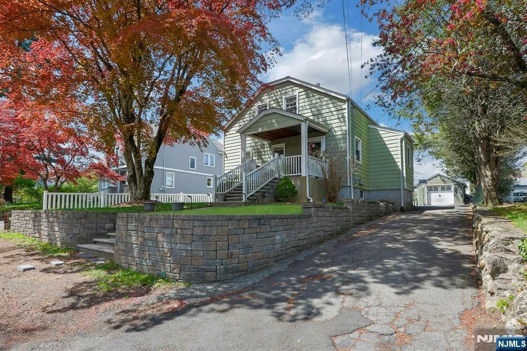 Photo of 54 Chestnut Avenue, Park Ridge, NJ 07656 (MLS # 26014269)