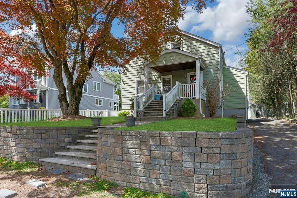 Photo of 54 Chestnut Avenue, Park Ridge, NJ 07656 (MLS # 26014269)