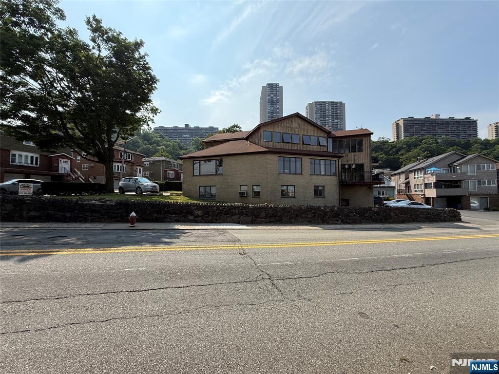 7 Sterling Place, Edgewater, New Jersey - 9 Bedrooms  
6 Bathrooms  
16 Rooms - 