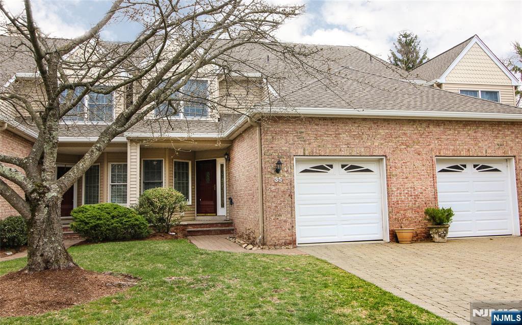 35 Trotters Ln, Allendale, New Jersey - 2 Bedrooms  
3 Bathrooms  
8 Rooms - 