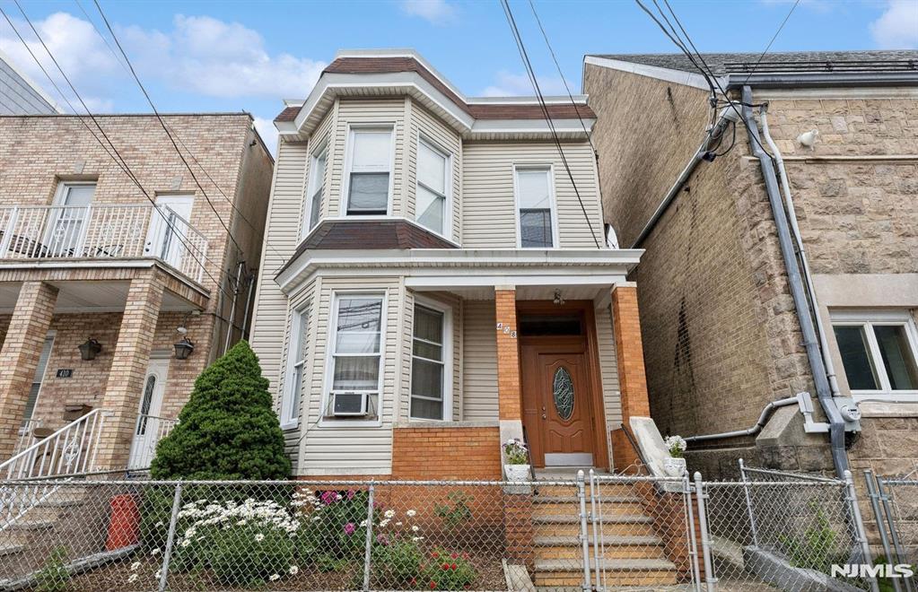 Property for Sale at 408 22nd Street, Union City, New Jersey - Bedrooms: 4 
Bathrooms: 3 
Rooms: 11  - $649,000