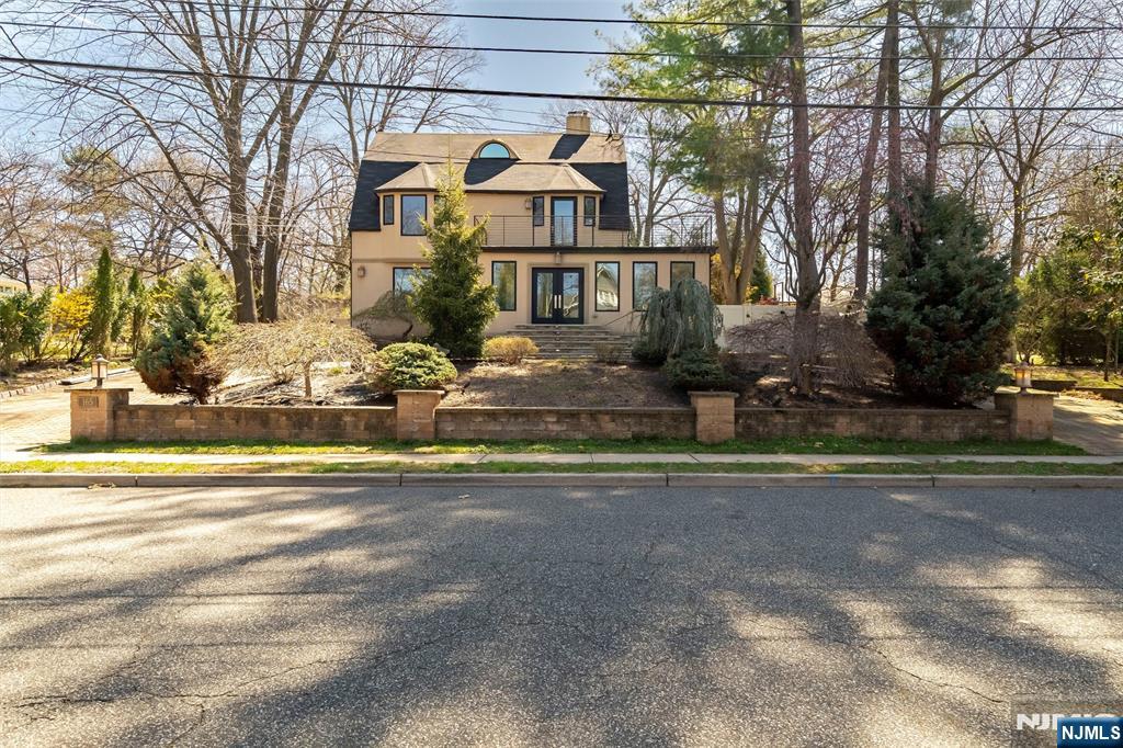 165 Leonia Avenue, Leonia, New Jersey - 4 Bedrooms  
3 Bathrooms  
9 Rooms - 
