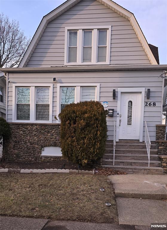 268 E 4th St, Clifton, New Jersey - 3 Bedrooms  
2 Bathrooms  
6 Rooms - 