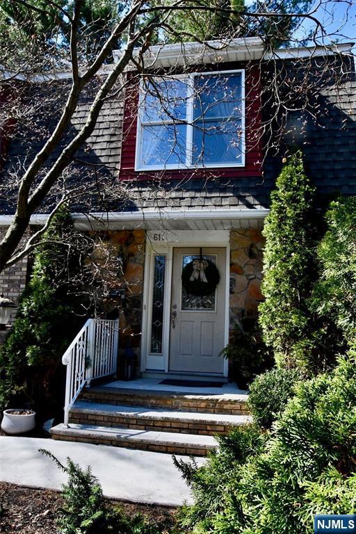 611 Grove, Clifton, New Jersey - 3 Bedrooms  
3 Bathrooms  
6 Rooms - 