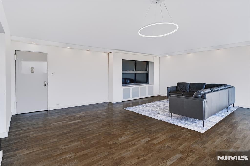 Homes for Sale in Northern NJ | ThisIsRiverEdge.com 2 Horizon Road 812