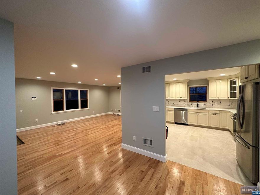 Newly Renovated naturally well-lit 3 bd/ 2 full baths waiting for you to make it home. Hardwood floors throughout, washer and dryer in-unit. Kitchen features granite countertops, stainless steel appliances and plenty of cabinet space. Bathrooms are decorated with ceramic tiled walls. Custom closets in the bedrooms. 1-car parking. Convenient location. Available ASAP