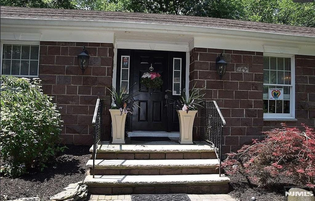 Photo of 7 Goose Cove Lane, Ramsey, NJ 07446 (MLS # 26009180)