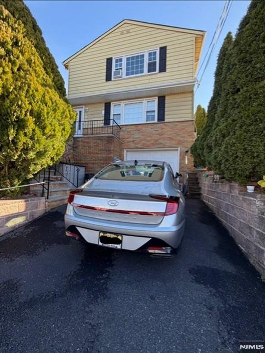 This second-floor apartment offers an eat-in kitchen, a spacious living room ideal for entertaining, three spacious bedrooms, and a full bathroom.