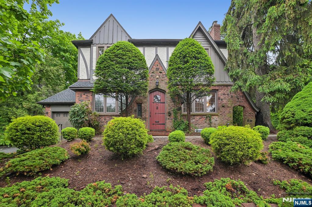 Rental Property at 55 Shepard Pl, Nutley, New Jersey - Bedrooms: 3 
Bathrooms: 2 
Rooms: 7  - $5,200 MO.
