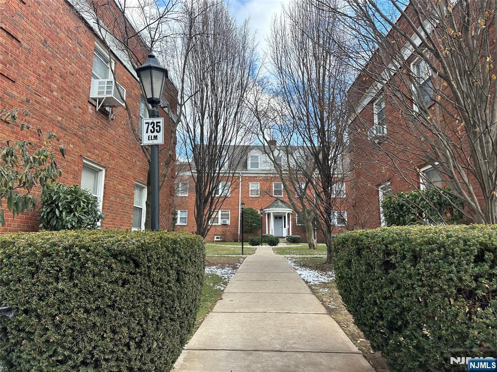 735 Elm Ave 3E, Teaneck, New Jersey - 1 Bedrooms  
1 Bathrooms  
4 Rooms - 