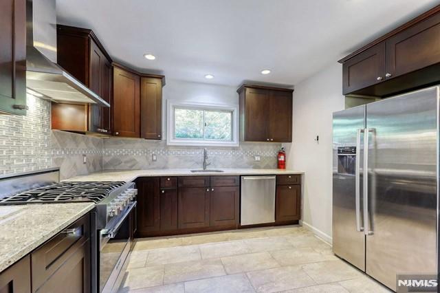 74 Buff Rd, Tenafly, New Jersey - 4 Bedrooms  
5 Bathrooms  
8 Rooms - 