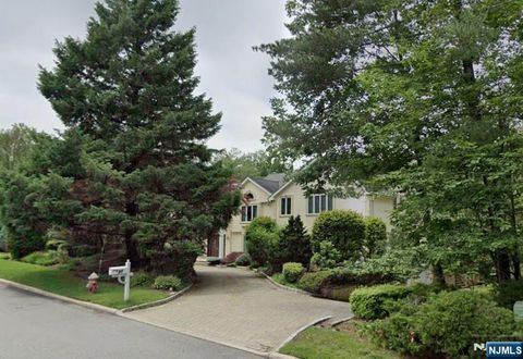 Photo of 66 Adams Drive, Cresskill, NJ 07626 (MLS # 25035104)