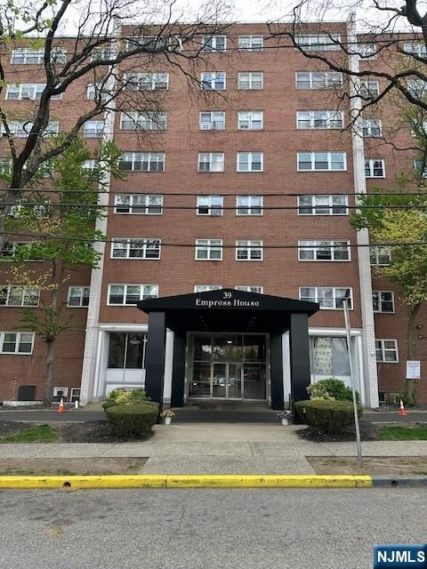Photo of 39 E 39th St #8G, Paterson, NJ 07514 (MLS # 25013555)