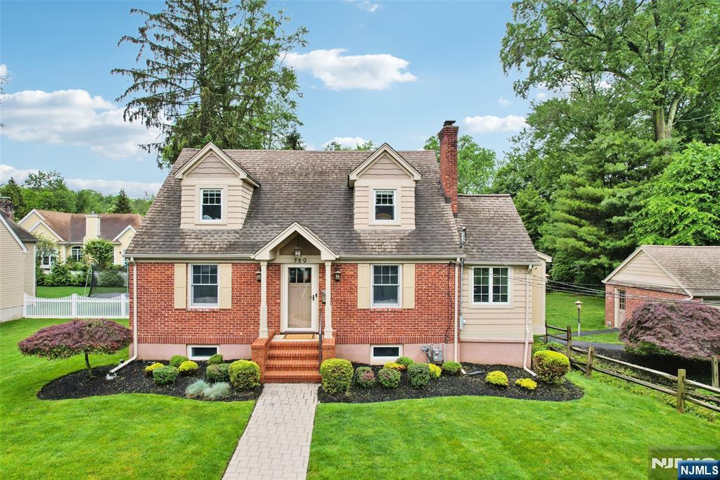 789 Woodland Avenue, Oradell, New Jersey - 4 Bedrooms  
3 Bathrooms  
9 Rooms - 