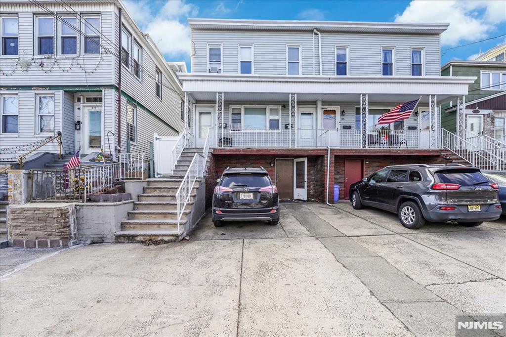 26 W 51st Street, Bayonne, New Jersey - 9 Bedrooms  
3 Bathrooms  
21 Rooms - 