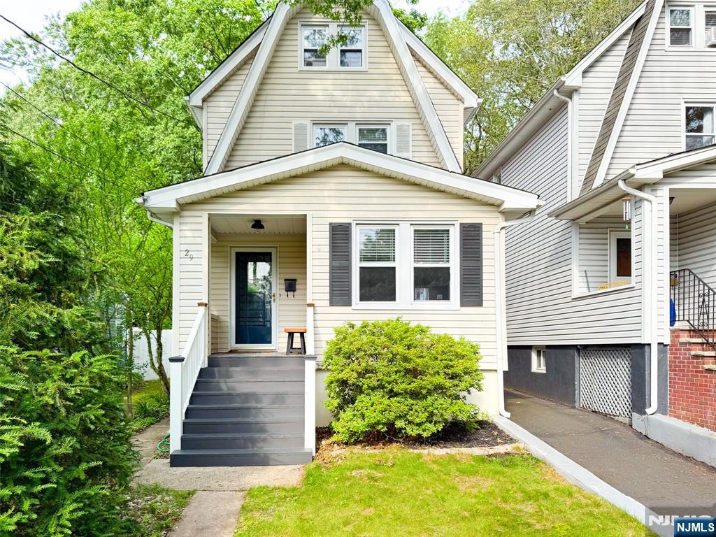 Rental Property at 29 Dean St, Glen Rock, New Jersey - Bedrooms: 4 
Bathrooms: 2 
Rooms: 7  - $4,300 MO.