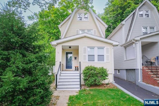 Rental Property at 29 Dean St, Glen Rock, New Jersey - Bedrooms: 4 
Bathrooms: 2 
Rooms: 7  - $4,500 MO.