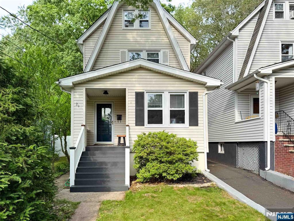 29 Dean St, Glen Rock, New Jersey - 4 Bedrooms  
2 Bathrooms  
7 Rooms - 